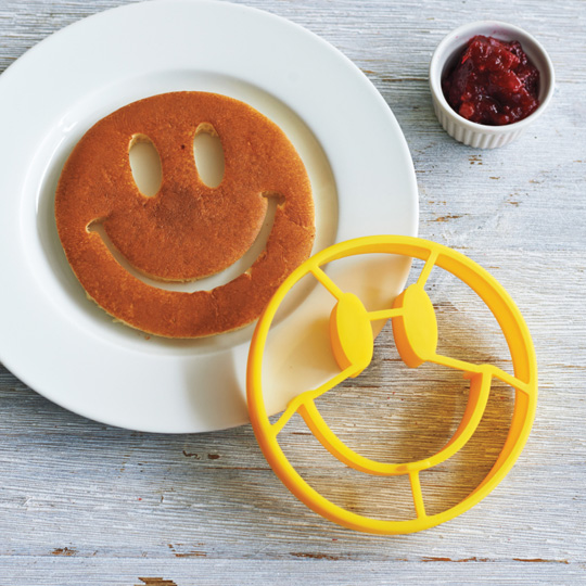 Форма для выпекания блинов Crack a Smile Форма для выпекания блинов Crack a SmileФормы для приготовления, инструменты<br>Забудь о скучных бутербродах с утра! Начни завтрак с улыбки, самой искренней на свете блинной улыбки! :)В чём плюсы: Чтобы приготовить блинчик-смайлик, смажь сковороду небольшим количеством подсолнечного масла, помести на неё эту форму и вылей блинное тесто внутрь формы. Изготовлена из безопасного силикона. Станет оригинальным подарком для друга или любимого человека.Размер: диаметр - 12,5 см.Материал: силикон.<br><br>Вес г: 84