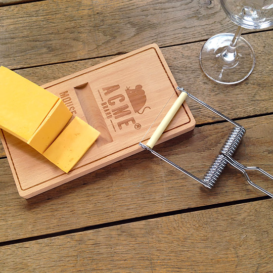 Доска дл сыра Mousetrap Доска дл сыра MousetrapРазделочные доски и ножи<br>Мышеловка работает на всех и в лбой ситуации. Поставь ее на вечеринке на видное место и поймай множество комплиментов и вопросов в ее адрес (или в свой!).<br><br>В чём плсы:<br> В набор входит<br>- доска дл нарезки сыра;<br>- специальный нож из нержавещей стали дл сыра;<br> У доски гладка и ровна поверхность, что обеспечивает хорошее сцепление с поверхность стола.<br> В доске специальна удобна выемка дл хранени в ней ножа.<br> Послужит отличным аксессуаром дл сервировки сыра на столе.<br> Набор запакован ...<br><br>Вес г: 536