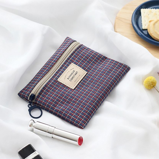 Косметичка Basic Pocket / Check Косметичка Basic Pocket / CheckКосметички<br>В чём плюсы:<br> Небольшая косметичка для самых необходимых мелочей.<br> Внутри одно вместительное отделение. <br> Застегивается на молнию.<br> За специальное колечко косметичку удобно открывать, а еще на него можно повесить любимый брелок!<br> Поможет удачно организовать пространство в сумочке.<br><br>Размер (ВхШхГ): 11 х 13 х 0,3 см.<br>Материал: хлопок.<br><br>Дизайн: Check<br>Вес г: 35