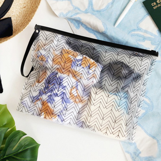 Косметичка Transparent Nature / Mountain Косметичка Transparent Nature / MountainКосметички<br>В чём плюсы:<br> Вместительная косметичка на молнии.<br> Полупрозрачный материал поможет без труда определить, что лежит в косметичке, не открывая ее.<br> Застегивается на прочную молнию, которая снабжена петелькой - за нее удобно быстро открывать косметичку и носить ее в руке.<br> Отлично подходит для путешествий, и в ней удобно умещаются все необходимые косметические средства.<br> Она здорово поможет тебе в организации и хранении проводов и зарядных устройств.<br> По размеру в косметичку как раз помещаются лис...<br><br>Дизайн: Mountain<br>Вес г: 46