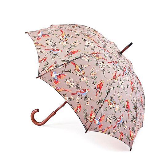Зонт-трость British Birds Grey Зонт-трость British Birds GreyТрости<br>Тебе грустно, когда на улице дождь? Это исправить проще простого, устрой цветной бунт, раскрой яркий зонт и гордо шагай под ним, собирая улыбки прохожих! Теперь у тебя свой собственный сад с райскими птицами, того самого цвета, которого тебе сейчас хочется. <br><br><br>В чём плюсы:<br> Зонт механический (открывается и закрывается вручную).<br> Большой купол надежно защитит от дождя.<br> Уникальный суперпрочный каркас.<br> Удобная элегантная деревянная ручка.<br> Купол фиксируют два хлястика: основной закрывается на ...<br><br>Вес г: 352
