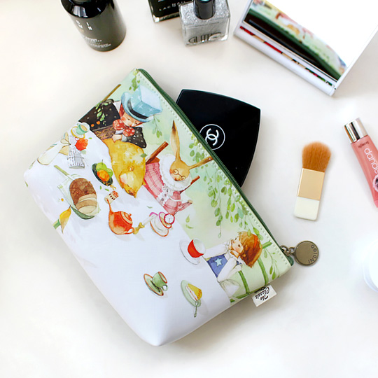 Косметичка Alice Tea Party Косметичка Alice Tea PartyКосметички<br>В чём плюсы:<br> Компактная косметичка на молнии.<br> Вмещает в себя те самые необходимые мелочи, которые обычно разбросаны по сумке и их невозможно найти.<br> Собачка с круглым брелком помогает быстро открыть косметичку.<br> Яркий сказочный принт навевает мысли о приятном и беззаботном детстве.<br> Такая косметичка не затеряется в просторах сумки.<br> Ее можно использовать как кошелек для мелочи, чехол для ключей, органайзер для проводов существует множество применений для этой малышки.<br>Размер (ВхШхГ): 11,5 х ...<br><br>Вес г: 66