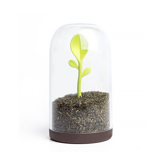 Контейнер для сыпучих продуктов Sprout Контейнер для сыпучих продуктов SproutДля чая и кофе<br>Что бы ты не насыпал в эту емкость, из нее гарантированно вырастет маленькое ярко-зеленое деревце!<br><br>В чём плюсы:<br> Дополнена ложкой в виде древесного ростка, которая крепится ко внутренней стороне крышки и также служит в качестве оригинального декора (зеленые листья прорастают из содержимого банки, словно из-под земли).<br> Универсальная емкость для хранения бакалеи: кофе, чая, специй, сахара и прочих продуктов.<br> Плотная крышка обеспечивает герметичность и защиту содержимого от лишней влаги.<br> Стиль...<br><br>Вес г: 236
