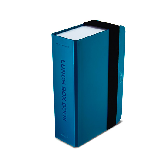 Ланчбокс Box Book / Бирюзовый Ланчбокс Box Book / БирюзовыйЛанч бокс<br>Здоровый ланч - это заботливо приготовленная дома еда.<br>Не важно, выходные на пикнике или обычный день в офисе - никакой фаст-фуд не заменит домашнюю пищу! Так что бери перекус с собой и будь здоров!<br><br>В чём плюсы:<br> Оригинальный яркий ланч-бокс в виде книги.<br> Изделие дополнено эластичным держателем, плотно фиксирующим крышку и лоток. Обрати внимание, что ланчбокс не герметичен и не предусмотрен для жидкостей.<br> Во внутренней части есть съемный пластиковый разделитель, который необходим для разгран...<br><br>Цвет: Бирюзовый<br>Вес г: 396