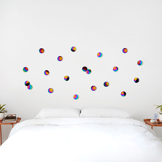 Декор для стен Iridescent Декор для стен IridescentДекор для стен, рамки-копилки<br>Любой интерьер, даже самый-самый дизайнерский, иногда надоедает. Внести свежую нотку без перекраски стен и перестановки мебели очень и очень просто: наклей на стену или на мебель оригинальный и очень качественный декор! А затем садись на диван и любуйся делом рук своих!<br><br>В чём плюсы:<br> Комплект из 10 металлических полированнойх круглых конфетти с радужным покрытием. <br> Крепятся к стене при помощи липкой ленты 3M Command (входит в комплект). <br> Идеальный декор для вечеринок, дерзких фотосессий или ...<br><br>Вес г: 358