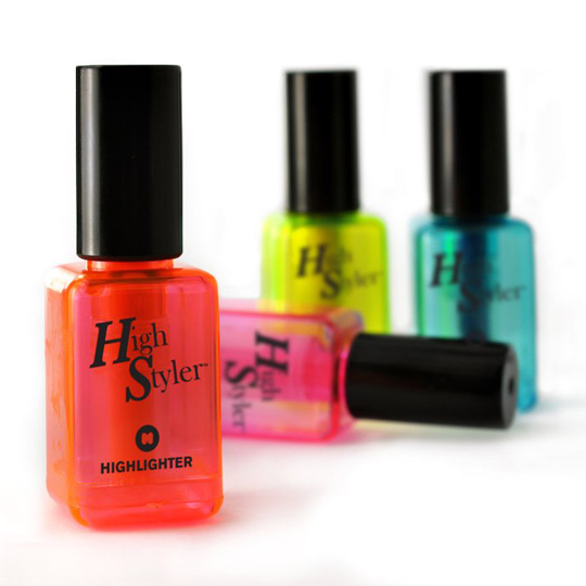 Набор маркеров Nail Polish Набор маркеров Nail PolishРучки, карандаши<br>Красивый цвет привлекает внимание, выгодно подчёркивая то, что кажется тебе важным. Если хочется похвастаться красивыми руками и идеальными ногтями, ты делаешь маникюр. Точно так же можно поступать и с текстом, на который нужно обратить внимание добавить немного цвета. Тем более, что теперь у тебя есть супер-девичьи маркеры в форме бутылочек с лаком для ногтей.<br>В чём плюсы: <br><br>В наборе 4 маркера разных цветов.<br> Такие маркеры не нужно прятать в стаканчик для карандашей, они могут стоять самостояте...<br><br>Вес г: 83