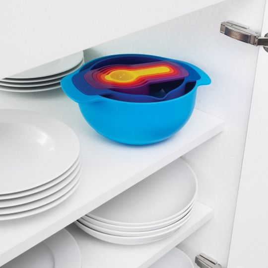 Набор мисок Nest - Seven Набор мисок Nest - SevenТарелки, пиалы, миски<br>Разноцветное многослойное гнёздышко из мисок дл кухни хорошей современной хозйки. По принципу матрешки ти ркие мисочки помещатс друг в друга: легко выниматс, когда затеваетс больша готовка, и так же легко складыватс, чтобы можно было компактно спртать их в шкафчик.В чём плсы: В наборе: - миска 1,65 л.- миска 0,5 л.- мерна ложка 250 мл.- мерна ложка 125 мл.- мерна ложка 80 мл.- мерна ложка 60 мл.- мерна ложка 40 мл. Очень практичный набор, решащий проблему нехватки места на кухне. ...<br><br>Вес г: 661