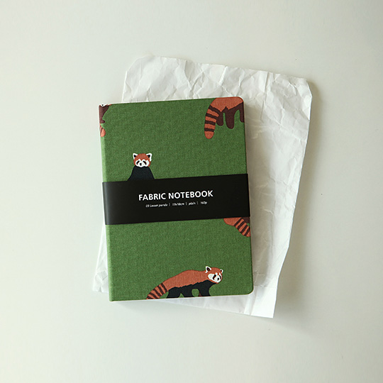 Блокнот Lesser Panda Блокнот Lesser PandaНелинованные<br>В чём плюсы: В блокноте 160 страниц без линовки. Плотная твёрдая тканевая обложка защитит блокнот от грязи и замятий. Очень качественный переплёт. Подойдет для ведения дневника, для записи полюбившихся стихотворений, путевых заметок, наклеек и рисунков.Размер: 18 х 13 см.Материал: бумага, ткань.<br><br>Вес г: 274