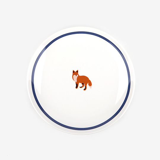Тарелка Elegant Fox Тарелка Elegant FoxТарелки, пиалы, миски<br>В чём плюсы:<br> Та самая тарелочка с голубой каемочкой!<br> Выполнена из качественной керамики.<br> За счет нейтрального цвета и минималистичного дизайна отлично будет смотреться с любой сервировкой.<br> Станет приятным подарком для ребенка и не только :)<br><br>Размер: диаметр - 24,5 см.<br>Материал: керамика.<br><br>Вес г: 529