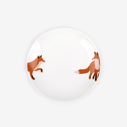 Тарелка Two Foxies Тарелка Two FoxiesТарелки, пиалы, миски<br>В чём плюсы:<br> Очаровательная пара играющих лис поселится на твоей кухне.<br> Выполнена из качественной керамики.<br> За счет нейтрального цвета и минималистичного дизайна отлично будет смотреться с любой сервировкой.<br> Станет приятным подарком для ребенка и не только :)<br><br>Размер: диаметр - 19 см.<br>Материал: керамика.<br><br>Вес г: 278