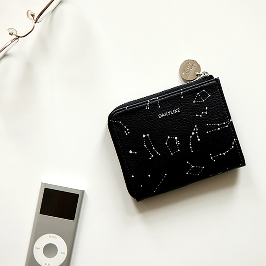 Кошелек Constellation Кошелек ConstellationКошельки<br>В чём плюсы:<br> Внутри кошелька<br>- одно большое отделение;<br>- по бокам 2 кармашка для карт или чеков;<br> Компактный и вместительный кошелечек на прочной молнии.<br> Подходит для хранения монет и карточек.<br> Молнию удобно расстегивать благодаря удобному круглому хлястику.<br> Лаконичный и интригующий принт в виде небесных созвездий.<br>Размер (ВхШхГ): 10,5 х 8,5 х 1,5 см.<br>Материал: искусственная кожа, полиэстер.<br><br>Вес г: 49