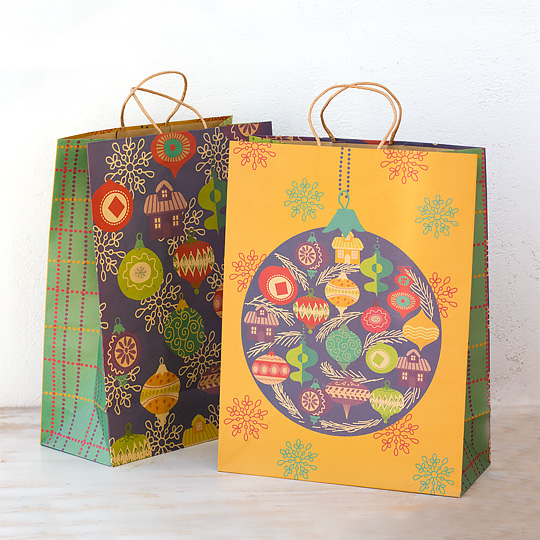 Пакет подарочный Christmas Decorations / Purple, набор 2 шт Пакет подарочный Christmas Decorations / Purple, набор 2 штКоробки, пакеты, бирки<br>Прекрасный набор крафтовых пакетов для самых незабываемых новогодних подарков!<br>Ретро-иллюстрации на пакетах переносят в беззаботное детство и время долгожданных подарков под елкой.<br><br><br>В чём плюсы:<br> В наборе 2 одинаковых пакета.<br> На каждом из двух разные иллюстрации с разных сторон пакета, а также разный рисунок на торцах.<br> У пакетов плетеные бумажные ручки.<br> Пакеты плотные и очень вместительные, а значит помогут оформить несколько подарков в одном стиле.<br> Очень приятные на ощупь и хрустяще шу...<br><br>Цвет: Purple, набор 2 шт<br>Вес г: 191
