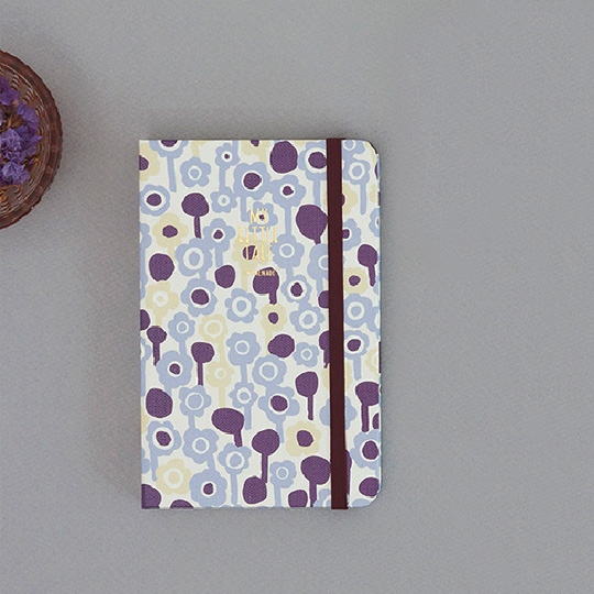 Ежедневник Promenade Diary / Present Ежедневник Promenade Diary / PresentНедатированные<br>В чём плюсы:<br> В ежедневнике 192 страницы.<br> Внутри ежедневника<br>- страница для персональной информации;<br>- план на год (2 страницы);<br>- план на месяц (56 страничек);<br>- странички для заметок и записей в линейку 114 шт;<br>- пустые странички для заметок 10 шт;<br> Ежедневник перетягивается резинкой, которая защищает его от внезапного раскрытия в твоей сумочке.<br> Компактные размеры планинга позволяют везде брать его с собой.<br> Ежедневник недатированный, а значит начать планировать можно в любой день!<br> ...<br><br>Дизайн: Present<br>Вес г: 157