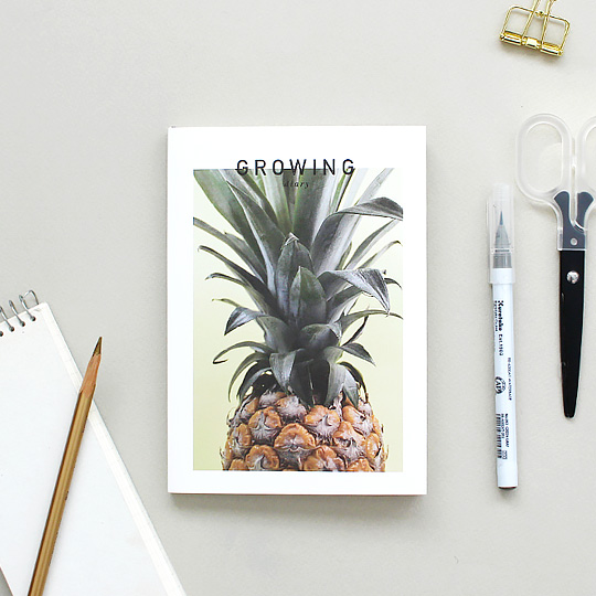 Ежедневник Growing Special / Pineapple Ежедневник Growing Special / PineappleНедатированные<br>В чём плюсы:<br> Всего в ежедневнике 160 страниц.<br> Ежедневник не датирован, а значит, можно начать вести его в любого месяца.<br> Продуман до мелочей, включает в себя<br>- разворот с календарем на 2017 - 2018 года;<br>- план на год (2 страницы);<br>-план на месяц (24 страницы, рассчитан на 12 месяцев);<br>-план на неделю (120 страниц, рассчитан на 60 недель);<br>- развороты для заметок в клеточку и пустые (10 страниц);<br>- страничка с персональный информацией;<br> Плотная обложка защитит от изнашивания в процессе ис...<br><br>Дизайн: Pineapple<br>Вес г: 249