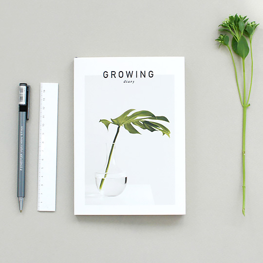 Ежедневник Growing Special / Leaf Ежедневник Growing Special / LeafНедатированные<br>В чём плюсы:<br> Всего в ежедневнике 160 страниц.<br> Ежедневник не датирован, а значит, можно начать вести его в любого месяца.<br> Продуман до мелочей, включает в себя<br>- разворот с календарем на 2017 - 2018 года;<br>- план на год (2 страницы);<br>-план на месяц (24 страницы, рассчитан на 12 месяцев);<br>-план на неделю (120 страниц, рассчитан на 60 недель);<br>- развороты для заметок в клеточку и пустые (10 страниц);<br>- страничка с персональный информацией;<br> Плотная обложка защитит от изнашивания в процессе ис...<br><br>Дизайн: Leaf<br>Вес г: 250