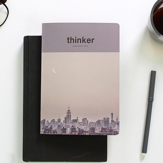 Планинг Thinker / New York Планинг Thinker / New YorkНедатированные<br>В чём плюсы:<br> Всего в ежедневнике 156 страниц.<br> Ежедневник не датирован, а значит, можно начать вести его в любого месяца.<br> Продуман до мелочей, включает в себя<br>- страничка с целями;<br>- план на 6 месяцев - 1 страничка;<br>- расписание - 1 страничка;<br>- план на месяц - 12 страниц;<br>- план на неделю - 120 страниц (рассчитан на 30 недель);<br>- развороты для заметок в клеточку - 15 страниц;<br>- страничка для самоконтроля;<br>- страничка с персональный информацией;<br> Плотная обложка защитит от изнашивания в...<br><br>Дизайн: New York<br>Вес г: 295