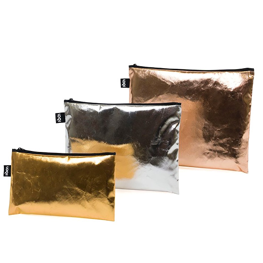 Чехлы для вещей LOQI Metallic, набор 3 шт. Чехлы для вещей LOQI Metallic, набор 3 шт.Хранение вещей<br>Надоело, что всякие мелочи постоянно теряются? Просто у них не было красивого дома, где бы они себя комфортно и уютно чувствовали. До этого момента. Из таких классных чехольчиков они уже не захотят сбегать.<br><br>В чём плюсы:<br> В наборе 3 чехла разного размера.<br> Каждый чехол закрывается на молнию и надёжно сохранит всё содержимое.<br> Можно использовать как косметичку, клатч, пенал и еще миллион различных вещей.<br> Яркий принт не даст затеряться в сумке, ящике или чемодане.<br> Чехлы сделаны из водостойкой ...<br><br>Вес г: 99
