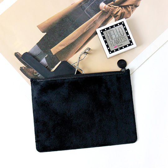 Косметичка Fur / Черный Косметичка Fur / ЧерныйКосметички и маски для сна<br>В чём плюсы:<br> Внутри одно вместительное отделение.<br> Застегивается на молнию с удобной круглой собачкой.<br> Снаружи косметичка очень приятная на ощупь.<br> Внутри влагооталкивающая поверхность - можно не бояться, что бутылек с тоником разольется и испачкает всю сумку.<br> Универсальный размер позволяет использовать ее как косметичку в путешествие, так и для ежедневного ношения всяких женских штучек!<br><br>Размер (ВхШхГ): 20,5 х 15 см.<br>Материал: искусственный мех.<br><br>Цвет: Черный<br>Вес г: 34