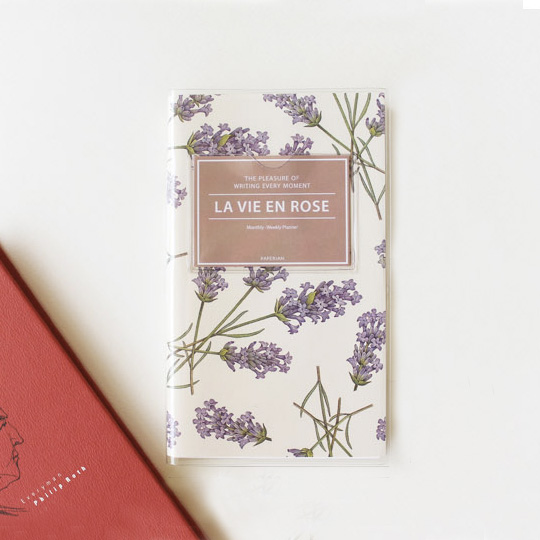 Планинг La Vie en Rose / Lavender Планинг La Vie en Rose / LavenderНедатированные<br>В чём плюсы:<br> В планинге 160 страниц.<br> Специальные страницы:<br>- план на год - 2 стр.<br>- план на месяц - 24 стр.<br>- план по неделям - 120 стр.<br>- странички для записей гениальных идей - 10 стр.<br>- карта мира и часовые пояса - 2 стр.<br> Планинг не привязан к конкретным датам, а это значит, ты можешь начать вести его с любого месяца и любого года.<br> Прозрачная обложка защитит планинг от пыли, грязи и влаги.<br> За обложку можно заложить чеки, билетики, календарь, визитки и записки с напоминалками.<br> На л...<br><br>Дизайн: Lavender<br>Вес г: 164