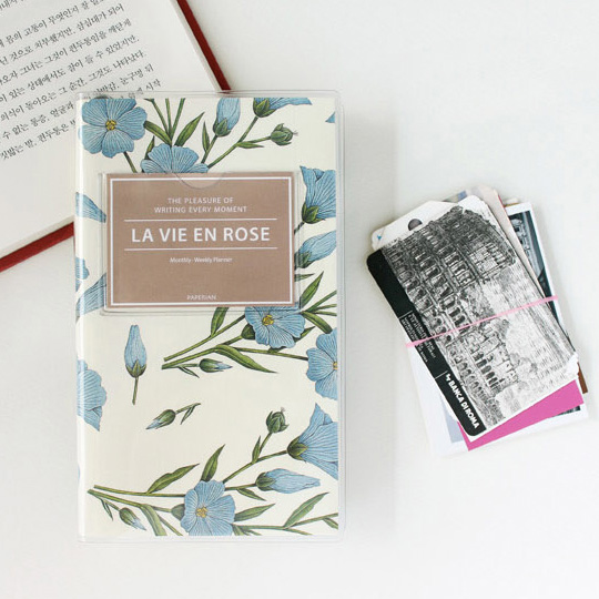 Планинг La Vie en Rose / Flax Flower Планинг La Vie en Rose / Flax FlowerНедатированные<br>В чём плюсы:<br> В планинге 160 страниц.<br> Специальные страницы:<br>- план на год - 2 стр.<br>- план на месяц - 24 стр.<br>- план по неделям - 120 стр.<br>- странички для записей гениальных идей - 10 стр.<br>- карта мира и часовые пояса - 2 стр.<br> Планинг не привязан к конкретным датам, а это значит, ты можешь начать вести его с любого месяца и любого года.<br> Прозрачная обложка защитит планинг от пыли, грязи и влаги.<br> За обложку можно заложить чеки, билетики, календарь, визитки и записки с напоминалками.<br> На л...<br><br>Дизайн: Flax Flower<br>Вес г: 164