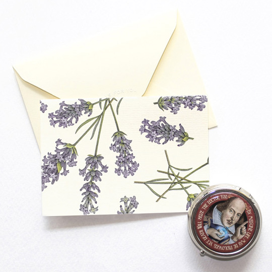 Открытка с конвертом Floral Decorative / Lavender Открытка с конвертом Floral Decorative / LavenderОткрытки и наборы для писем<br>В чём плюсы:<br> В наборе открытка и конверт.<br> Красивый винтажный дизайн.<br> Напиши внутри открытки теплые слова или пожелания, но только самые лучшие и от всего сердца!<br> Так приятно посылать знакомым и друзьям старые добрые открытки по почте. Такой маленький презент будет ценен даже спустя много лет.<br> Качественная итальянская бумага плотностью 120гм2.<br><br>Размер (ВхШхГ): 8 х 11,3 см. <br>Материал: бумага.<br><br>Дизайн: Lavender<br>Вес г: 8