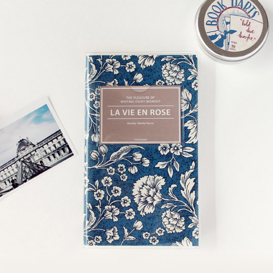 Планинг La Vie en Rose / Blue Flower Планинг La Vie en Rose / Blue FlowerНедатированные<br>В чём плюсы:<br> В планинге 160 страниц.<br> Специальные страницы:<br>- план на год - 2 стр.<br>- план на месяц - 24 стр.<br>- план по неделям - 120 стр.<br>- странички для записей гениальных идей - 10 стр.<br>- карта мира и часовые пояса - 2 стр.<br> Планинг не привязан к конкретным датам, а это значит, ты можешь начать вести его с любого месяца и любого года.<br> Прозрачная обложка защитит планинг от пыли, грязи и влаги.<br> За обложку можно заложить чеки, билетики, календарь, визитки и записки с напоминалками.<br> На л...<br><br>Дизайн: Blue Flower<br>Вес г: 163