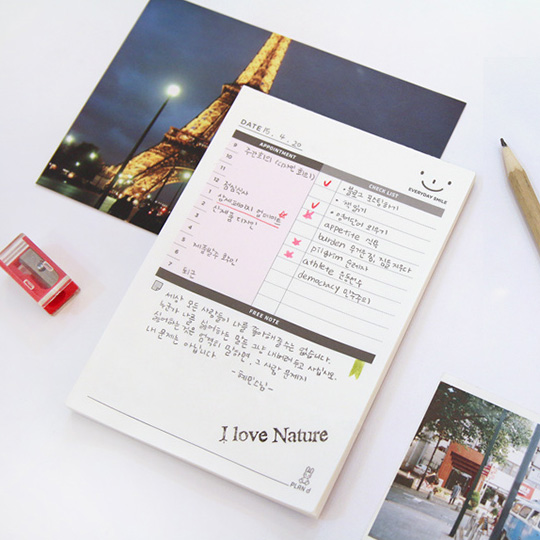 Планинг Daily Desk Планинг Daily DeskНедатированные<br>В чём плюсы: Всего 64 страницы. Планинг не привязан к датам, поэтому его можно начать вести в любой момент. Удобная разметка страничек под планирование дел и приключений. На страничке есть большая неразмеченная область для заметок, комментариев, карты сокровищ или схемы ловушек в пещере. Смайлик в верхнем углу дарит улыбку и поднимает настроение, подготавливая тебя к отличному дню.Размер (ВхШхГ): 15 х 10,5 см.Материал: бумага.<br><br>Вес г: 84