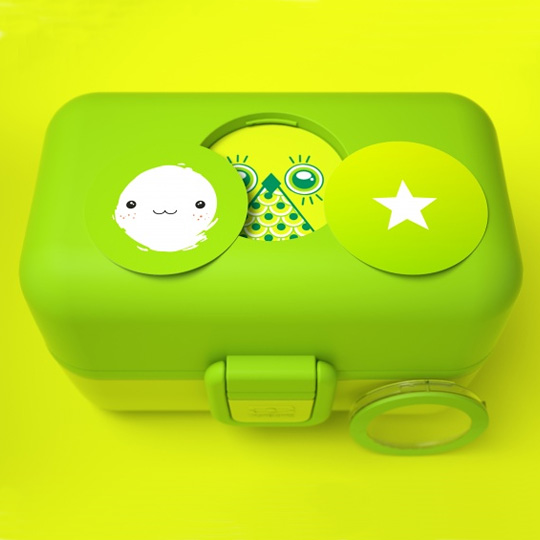 Ланчбокс Monbento Tresor (разные цвета) / Киви Ланчбокс Monbento Tresor (разные цвета) / КивиЛанч-боксы и контейнеры для еды<br>Яркий ланчбокс оригинального дизайна со съемными жетонами на крышке. Он, несомненно, придется по душе детям и даже обычный школьный обед в нем покажется еще вкуснее!В чём плюсы: Ланчбокс состоит из трёх контейнеров, объем нижнего - 450 мл, верхних двух - по 150 мл. Плотно закрывается, но не герметичен. Можно использовать в микроволновой печи и посудомоечной машине. Сделан из безопасных пищевых материалов без примеси вредного бисфенола-А (BPA free). В комплект входят забавные съемные жетоны, которые в...<br>