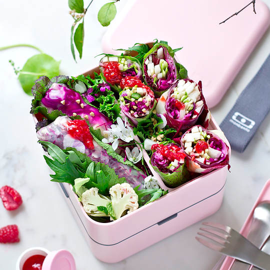 Ланчбокс двухъярусный Square Edition - Litchi Ланчбокс двухъярусный Square Edition - LitchiЛанч-боксы и контейнеры для еды<br>Хороший здоровый обед улучшает настроение и придаёт силы. Очень важно правильно питаться во время работы или учёбы. Этот стильный и надёжный ланчбокс позволит тебе взять с собой из дома любимые блюда и вкусно пообедать, где бы голод ни напал на тебя.В чём плюсы: Общий объем - 1,7 литра. Состоит из двух контейнеров с внутренними разделителями, позволяющими взять с собой сразу несколько блюд. Боксы дополнительно фиксируются друг над другом эластичным ремешком. Абсолютно герметичный! Можно использовать ...<br><br>Вес г: 560