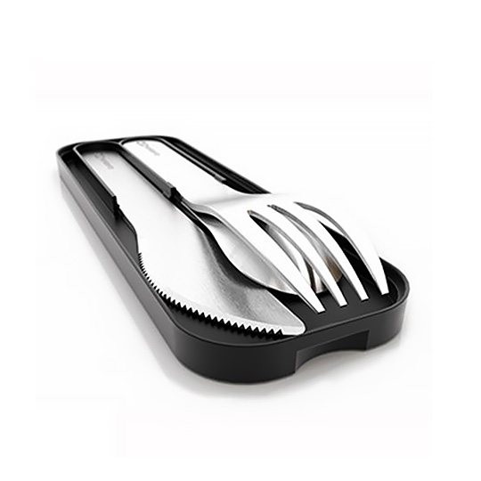 Приборы столовые Monbento Pocket / Black, набор 3 шт Приборы столовые Monbento Pocket / Black, набор 3 штЛанч-боксы и контейнеры для еды<br>Питайся правильно, где бы ты не находился: на пикнике, в парке, во время шоппинга. Главное - есть здоровую еду по расписанию, а чтобы ничего не помешало, захвати с собой набор из трех столовых приборов! <br><br>В чём плюсы:<br> В набор входит: ложка, вилка и нож.<br> Приборы легкие и, благодаря удобной форме ручки, хорошо лежат в руке.<br> Набор приборов идеально помещается внутрь (прямо под крышку) https:www.pichshop.ruandsmonbento ланч-боксов Monbento (Original и Square).<br> Выполнены из нержавеющей стали, а ...<br><br>Цвет: Black, набор 3 шт<br>Вес г: 132