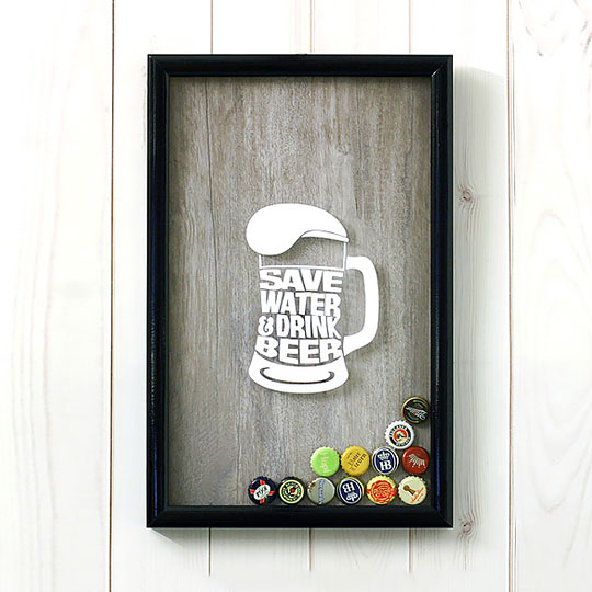 Копилка для пивных крышек Drink Beer Копилка для пивных крышек Drink BeerДекор для стен, рамки-копилки<br>В аккуратном открывании пивных бутылок теперь появился смысл, ведь есть такая замечательная рамка-копилка для них!<br>Наполни её крышечками от своего любимого пива или же наоборот, собери коллекцию неповторяющихся крышечек. В любом случае получится оригинальное украшение интерьера.<br><br>В чём плюсы:<br> Работает по принципу обычной копилки сверху у рамки специальное отверстие для крышек.<br> Нейтральные цвета подойдут к любому интерьеру, такая рамка будет замечательно смотреться как на кухне, так и в гостин...<br><br>Вес г: 1461