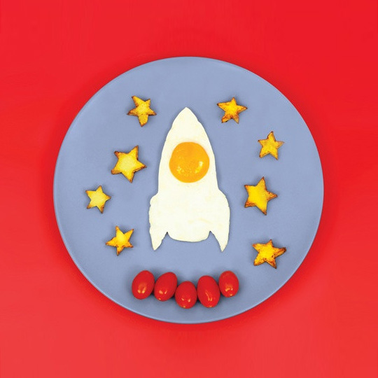 Форма для яичницы Rocket Форма для яичницы RocketФормы для приготовления, инструменты<br>Забудь про скучную глазунью! Начни утро с космического завтрака!<br><br>В чём плюсы:<br> Чтобы приготовить глазунью помести на сковородку форму, разбей в нее 1 яйцо и жарь до готовности.<br> Изготовлена из безопасного силикона.<br> Станет оригинальным подарком для друга или любимого человека.<br><br>Размер: 20 х 17,5 х 2,5 см.<br>Материал: силикон.<br><br>Вес г: 96