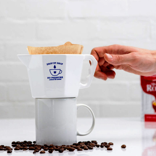 Кофеварка Coffee Dripper Кофеварка Coffee DripperНовоселье<br>В чём плюсы:<br> Емкость для заваривания кофе капельным способом.<br> Для получения готового напитка необходимо пропустить кипяток через установленный в кофеварку фильтр с молотым кофе. <br> Можно использовать стандартные кофейные фильтры.<br> Устанавливается сверху на чашку или стакан.<br><br><br>Размер (ВхШхГ): 9,5 х 16 х 11,5 см.<br>Материал: керамика.<br><br>Вес г: 455