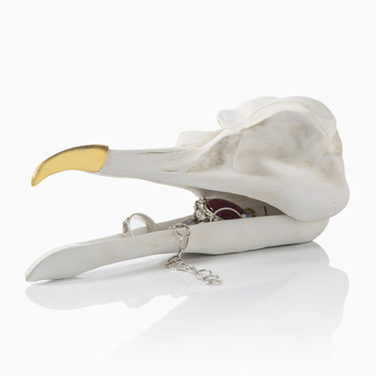 Шкатулка для украшений Bird Skull Шкатулка для украшений Bird SkullПодставки для украшений, шкатулки<br>В чём плюсы: <br> Оригинальная шкатулка для украшений в форме птичьего черепа. <br> Подойдет для хранения небольших украшений - колец, сережек, подвесок. <br> Благодаря крышке-клюву твои украшения не будут пылиться. <br> Стильное и нестандартное украшение интерьера. <br><br>Размер (ВхШхГ): 6,5 х 19 х 6,5 см. <br>Материал: пластик.<br><br>Вес г: 443