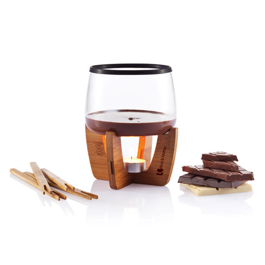 Набор для фондю Cocoa Набор для фондю CocoaАксессуары для сервировки<br>Стильный набор для самого романтичного блюда на свете шоколадного фондю!В чём плюсы: В набор входит бамбуковая подставка, стеклянная жароустойчивая миска с силиконовым обрамлением и 4 деревянные палочки и свеча. Чтобы приготовить фондю нужно поломать шоколад на маленькие кусочки, положить в миску, добавить сливки (можно поэкспериментировать с добавлением ликера и пряностей, вроде корицы) и нагревать, пока шоколад не растает. В фондю можно обмакивать клубнику, ломтики печенья, кусочки яблока или груш...<br><br>Вес г: 445