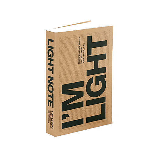 Блокнот I Am Light Handy Блокнот I Am Light HandyНелинованные<br>В чём плюсы:<br> Блокнот для записей важных дел и заметок.<br> При необходимости, листочек с заметкой с легкостью отрывается.<br> Стильный крафтовый дизайн обложки не даст тебе забыть посмотреть на него, и ты не пропустишь важное дело.<br> Благодаря прочной склейке по корешку, блокнот можно раскрывать на 180 градусов.<br> Храни такой блокнотик в сумочке, и тебя никогда не застанут врасплох вопросом у тебя есть листочек? :)<br>Размер (ВхШхГ): 12 х 19 х 2,5 см.<br>Материал: бумага.<br><br>Вес г: 335