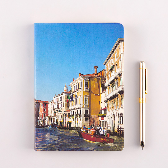 Ежедневник My Travel Story / Venezia Ежедневник My Travel Story / VeneziaНедатированные<br>В чём плюсы:<br> В ежедневнике 192 страницы.<br> Продуман до мелочей и включает в себя<br>- план на год - 2 страницы;<br>- разворот на месяц (24 страницы для 12 месяцев);<br>- разворот на неделю (120 страниц);<br>- странички в линейку для заметок (34 страницы);<br>- яркие фотографии европейских достопримечательностей - 11 страниц;<br> Ежедневник не датированный, значит начинать вести его можно с любого месяца.<br> Раскрывается на 180 градусов.<br> Благодаря компактному размеру его удобно брать с собой в путешествия и де...<br><br>Дизайн: Venezia<br>Вес г: 311