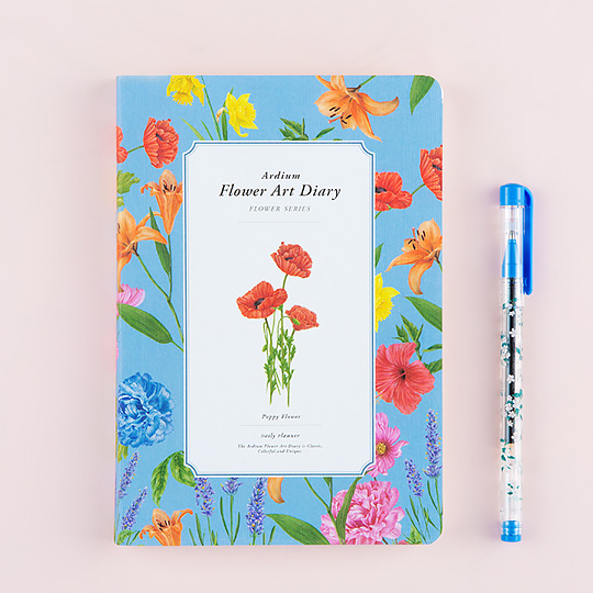 Ежедневник Flower Art / Poppy Ежедневник Flower Art / PoppyНедатированные<br>В чём плюсы:<br> В ежедневнике 192 страницы.<br> Продуман до мелочей и включает в себя<br>- план на год - 2 страницы;<br>- разворот на месяц (26 страницы для 13 месяцев);<br>- разворот на неделю (130 страниц);<br>- странички в линейку для заметок (28 страниц);<br> Ежедневник не датированный, значит начинать вести его можно с любого месяца.<br> Раскрывается на 180 градусов.<br> Благодаря компактному размеру его удобно брать с собой в путешествия и делать путевые заметки.<br> Прозрачная обложка защитит ежедневник от изнаш...<br><br>Дизайн: Poppy<br>Вес г: 321