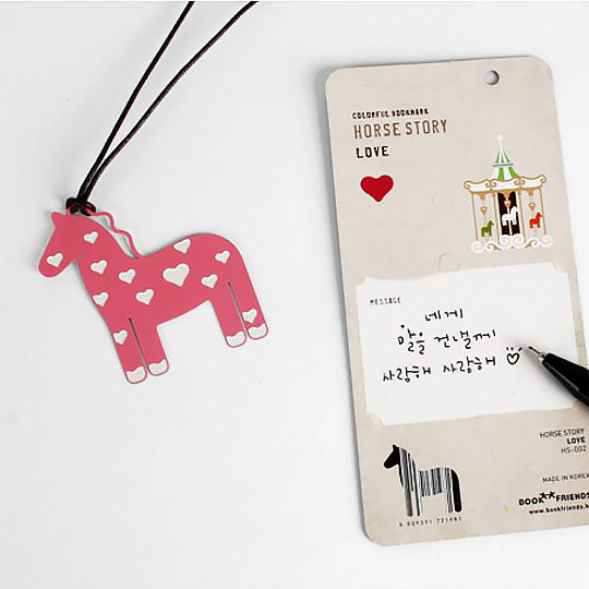 Закладка Horse Story / Hearts Закладка Horse Story / HeartsОбложки для книг, закладки<br>В чём плюсы:<br> Оригинальная закладка для книг в форме лошади.<br> Больше не придется загибать страницы в книге, чтобы найти нужную.<br> В отличии от обычных закладок, эта не потеряется! Потому что имеет хлястик, которым ее можно зацепить за что угодно.<br> Одним своим видом эта очаровательная лошадь всем поднимает настроение :)<br> Отличный способ заинтересовать самых юных читателей.<br><br>Размер (ВхШхГ): 4,5 х 4,5 см.<br>Материал: металл.<br><br>Дизайн: Hearts<br>Вес г: 3