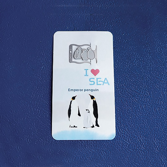 Закладка Penguins Family Закладка Penguins FamilyОбложки для книг, закладки<br>В чём плюсы:<br> Закладка для книг в форме пингвиньей семьи :)<br> Идеально для тех, кто любит делает много пометок в книге, но яркие стикеры отвлекают от чтения.<br> С этой закладкой ты с легкостью найдешь нужное место и не придется для этого загибать страницы.<br> Ее запросто можно использовать как скрепку.<br> Закладка прочная и долго прослужит тебе верой и правдой :)<br><br><br>Материал: металл.<br><br>Вес г: 2