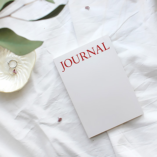 Ежедневник Just Journal / Белый Ежедневник Just Journal / БелыйНедатированные<br>В чём плюсы:<br> В ежедневнике 176 страниц.<br> Продуман до мелочей и включает в себя <br>- страничку для записи успехов и достижений;<br>- разворот для планирования на год;<br>- развороты на месяц;<br>- план на неделю;<br>- странички для заметок в мелкую клеточку, в линейку и пустые;<br>- страничка с персональной информацией;<br> Приятная на ощупь шероховатая поверхность обложки.<br> Классический ежедневник в винтажном исполнении.<br> Для любителей минимализма, которые ценят свое время!<br><br>Размер (ВхШхГ): 12,5 х 18 см.<br>...<br><br>Цвет: Белый<br>Вес г: 230