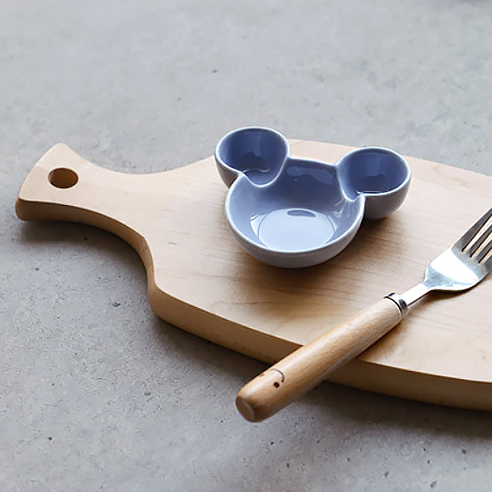 Тарелка Mickey / Голубой Тарелка Mickey / ГолубойТарелки, пиалы, миски<br>В чём плюсы:<br> Милейшая тарелочка в форме Микки Мауса.<br> Подходит для закусок, орешков, соусов и т.д.<br> В основное углубление тарелки можно разместить гренки, а в уши Микки выложить различные соусы.<br> Блюдце придаст изюминку сервировке стола.<br> Приятные нейтральные цвета будут радовать тебя и гостей на празднике!<br>Размер (ВхШхГ): 8 х 2,4 х 9,5 см.<br>Материал: керамика.<br><br>Цвет: Голубой<br>Вес г: 85