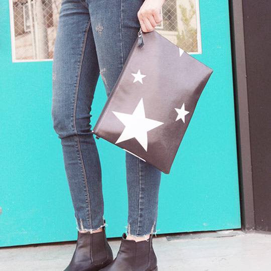 Клатч Star / L Клатч Star / LСумки и клатчи<br>Клатч - это важный элемент стиля, ведь, в отличие от громоздких сумок, он смотрится элегантно, сразу придает образу изюминку, а главное, вмещает всё важное, но ничего лишнего, что могло бы отягощать нежные женские ручки.<br>В чём плюсы:<br> Внутри одно большое вместительное отделение и два небольших кармашка для мелочи.<br> Надежно закрывается на молнию.<br> Яркий принт отлично дополнит любой образ.<br>Размер (ВхШхГ): 25 х 34 см.<br>Материал: искусственная кожа, полиэстер.<br><br>Размер: L<br>Вес г: 269