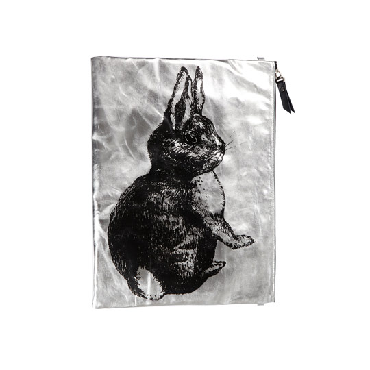 Клатч Rabbit / Серебряный Клатч Rabbit / Серебряный2000 - 3000 р.<br>Клатч - это важный элемент стиля, ведь, в отличие от громоздких сумок, он смотрится элегантно, сразу придает образу изюминку, а главное, вмещает всё важное, но ничего лишнего, что могло бы отягощать нежные женские ручки.В чём плюсы:<br> Внутри одно большое вместительное отделение.<br> Надежно закрывается на молнию.<br> Яркий принт отлично дополнит любой образ.<br>Размер (ВхШхГ): 15,5 х 21 см.<br>Материал: искусственная кожа, полиэстер.<br><br>Цвет: Серебряный<br>Вес г: 62