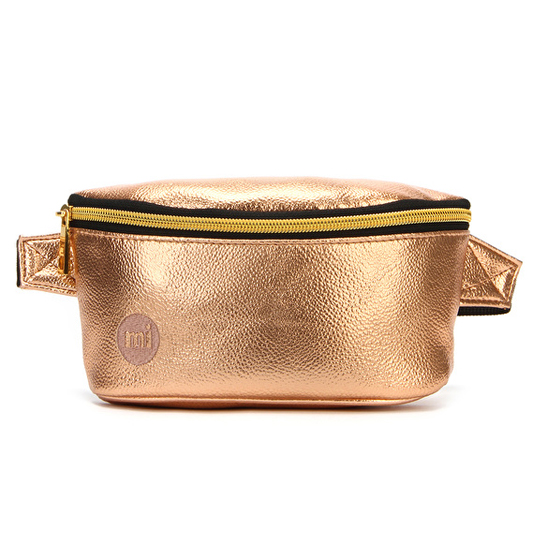 Сумка поясная Metallic - Rose Gold Сумка поясная Metallic - Rose GoldСумки и клатчи<br>Mi-Pac это классические поясные сумки креативного английского бренда, выполненные из прочных материалов и оригинальных тканей. Они с легкостью вместят в себя самое необходимое, куда бы ты не отправился на работу, учебу или прогулку!<br><br>В чём плюсы:<br> Объем 1,6 литра.<br> В сумке 2 отделения:<br>- основное отделение сверху, застегивающееся на молнию<br>- кармашек сзади<br> Довольно вместительная - подойдет для всего самого нужного (документы, кошелек, телефон).<br> Ремешок застегивается на пластиковый караб...<br><br>Вес г: 151