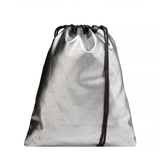 Рюкзак-мешок Pebbled - Silver and Black Рюкзак-мешок Pebbled - Silver and BlackРюкзаки<br>Mi-Pac создали отличную альтернативу рюкзаку! Пригодится для поездок за город и путешествий, а также незаменим тем, кто посещает спортзал или просто любит долгие пешие прогулки. <br><br>В чём плюсы:<br> Внутри: <br>- вместительное основное отделение <br>- небольшой кармашек на молнии для мелочей<br> Сделан из качественной искусственной кожи.<br> Предусмотрено специальное колечко, на которое можно прикрепить ключи или повесить за него в раздевалке.<br> Рюкзак надежно закрывается с помощью его же лямок :) <br> Фактура...<br><br>Вес г: 259
