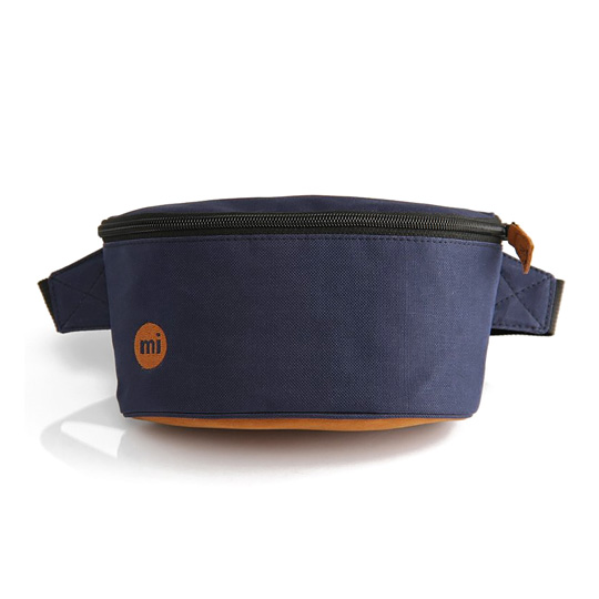 Сумка поясная Classic - Navy Сумка поясная Classic - NavyПодарки для НЕГО<br>Mi-Pac это классические поясные сумки креативного английского бренда, выполненные из прочных материалов и оригинальных тканей. Они с легкостью вместят в себя самое необходимое, куда бы ты не отправился на работу, учебу или прогулку!<br><br>В чём плюсы:<br> Объем 1,6 литра.<br> В сумке 2 отделения:<br>- основное отделение сверху, застегивающееся на молнию<br>- кармашек сзади<br> Довольно вместительная - подойдет для всего самого нужного (документы, кошелек, телефон).<br> Ремешок застегивается на пластиковый карабин...<br><br>Вес г: 122
