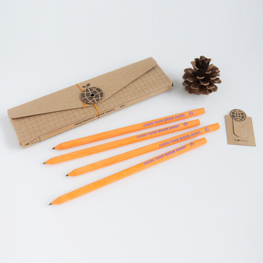 Карандаши Paper Pencil, набор 4 шт. - Warm Heart Карандаши Paper Pencil, набор 4 шт. - Warm HeartРучки, карандаши<br>В чём плюсы:<br> В наборе 4 простых карандаша, пенал и закладка для книги.<br> Всё сделано из экологичных материалов и с мыслями о природе.<br> Приятный солнечно-оранжевый цвет.<br><br>Размер (ВхШхГ): пенал 18 х 5 см.<br>Материал: переработанная бумага.<br><br>Вес г: 37