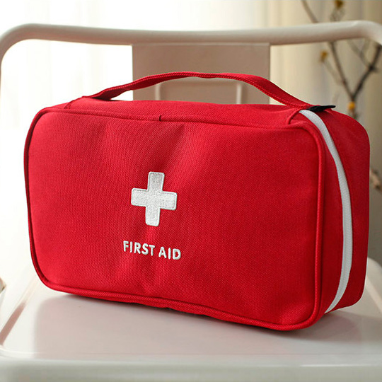 Аптечка First Aid Maxi Аптечка First Aid MaxiОрганизация хранения<br>В чём плюсы: Удобная дорожная аптечка закрывается на молнию. Внутри:- вместительное основное отделение- 1 карман-сетка- 3 прозрачных кармана разного размера с зип-застёжками- 3 прорезиненные петли для тюбиков с мазями, ножниц и прочего Вместит все необходимые в дороге лекарства. Специальная ручка для переноски. Сделана из плотной ткани, что надёжно защитит лекарства от случайных повреждений в дороге.Размер: 13 х 23 х 7,5 см.Материал: полиэстер.<br><br>Вес г: 203