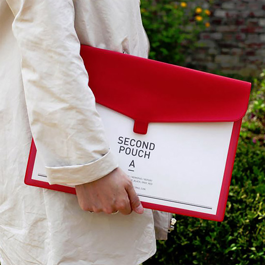 Папка Second Pouch / Красный Папка Second Pouch / КрасныйПапки<br>В чём плюсы:<br> Папка для документов с легкостью вмещает в себя листы формата А4.<br> Внутри 2 больших кармана, в которые поместится необходимая документация, блокнот, канцелярия и даже планшет!<br> Папка закрывается конвертиком на надежную липучку.<br> Яркий акцент на хлястике делает ее стильной и отличает от других скучных офисных папок.<br> За счет основного нейтрального цвета она подойдет как к деловому костюму, так и к повседневному городскому стилю :)<br><br>Размер (ВхШхГ): 32 х 23 см.<br><br>Цвет: Красный<br>Вес г: 140